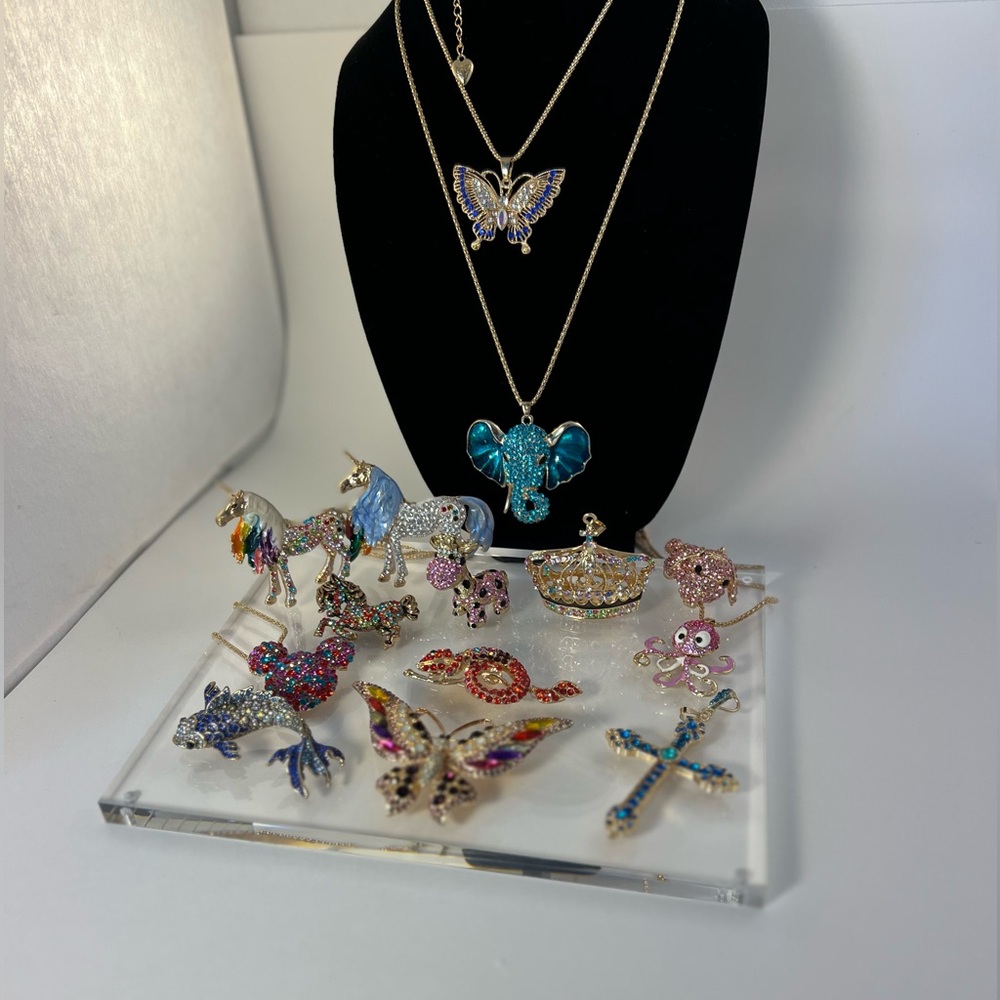 Vibrant Animal-Themed Brooch Set